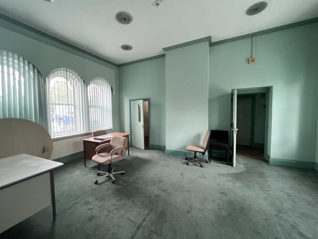 Lot: 96 - OFFICES PREMISES AND PARKING WITH POTENTIAL -